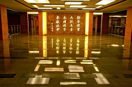 采用午夜福利免费网站防火板裝修的廈門長庚醫院大廳